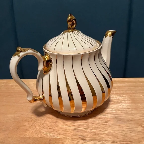 Vintage Tea Pot - Picture 2 of 5